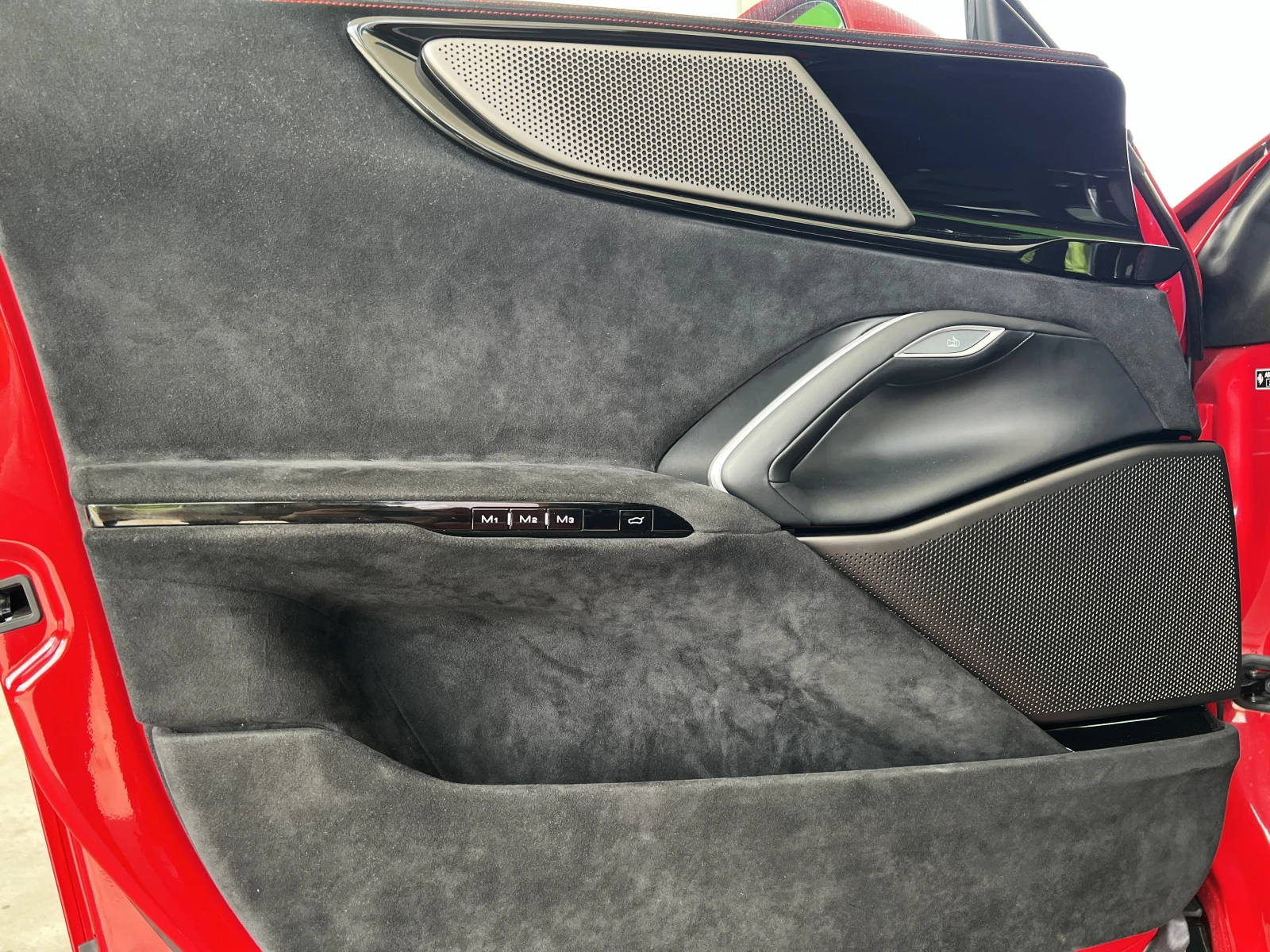 Ferrari Purosangue 6.5 V12 / CERAMIC / AIR / ROSSO 70TH ANNIVERSARY /, снимка 8 - Автомобили и джипове - 54515601
