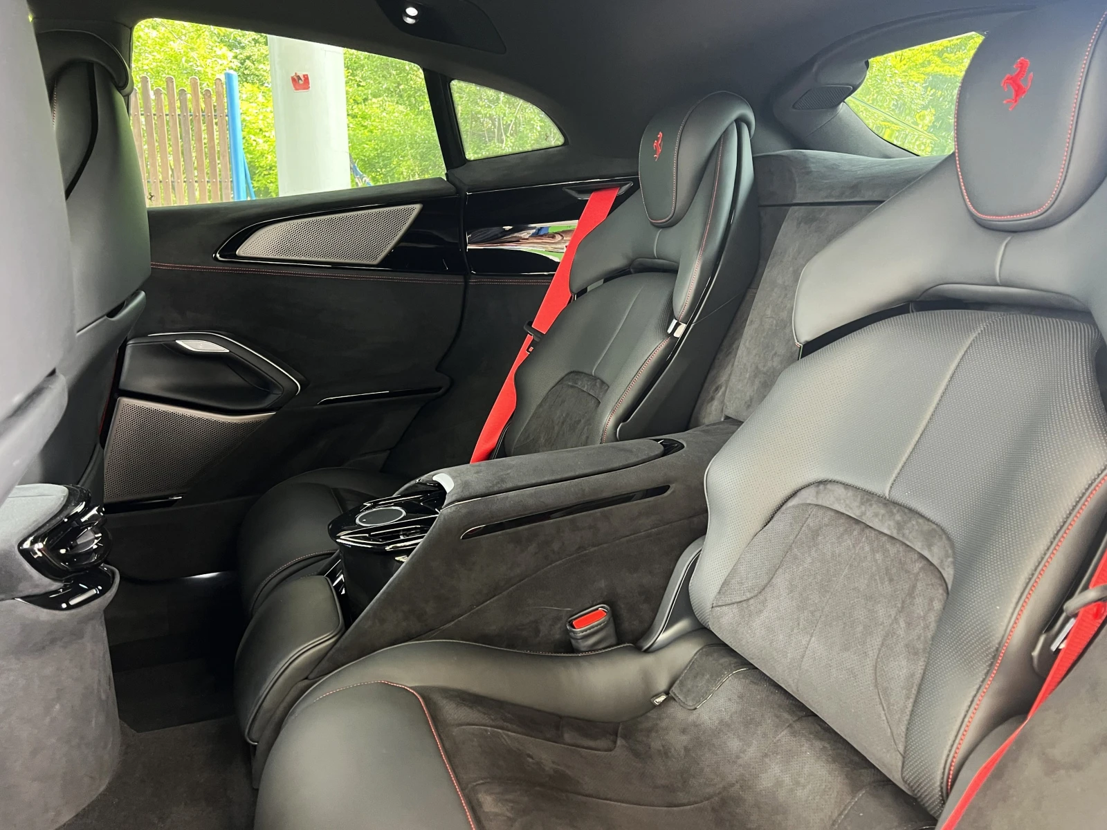 Ferrari Purosangue 6.5 V12 / CERAMIC / AIR / ROSSO 70TH ANNIVERSARY /, снимка 15 - Автомобили и джипове - 54515601