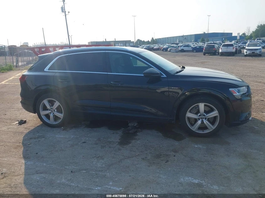 Audi E-Tron Premium Plus, снимка 13 - Автомобили и джипове - 55534771