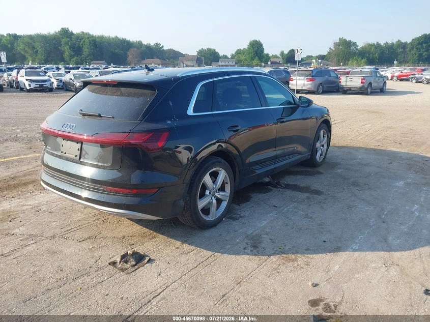 Audi E-Tron Premium Plus, снимка 4 - Автомобили и джипове - 55534771