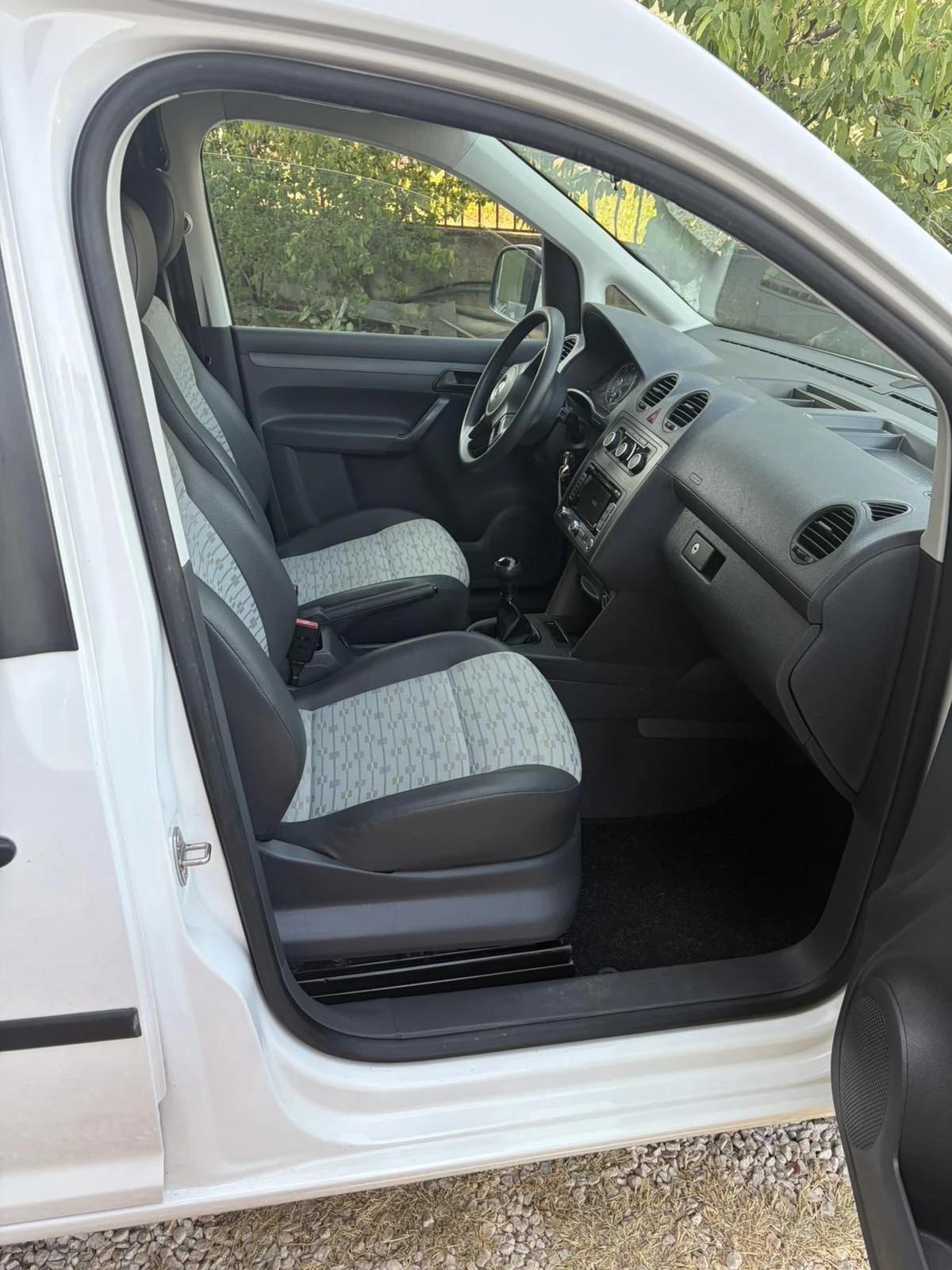 VW Caddy 1.6TDI/EURO5/ПЕРФЕКТНО СЪСТОЯНИЕ!, снимка 6 - Автомобили и джипове - 55892020