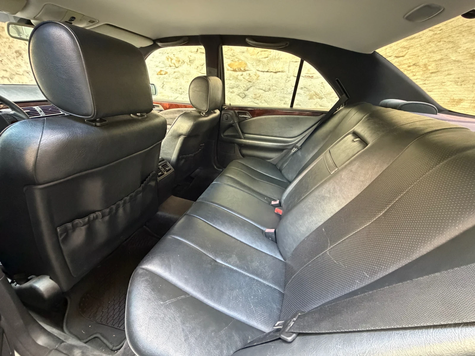 Mercedes-Benz E 200, снимка 10 - Автомобили и джипове - 55953720