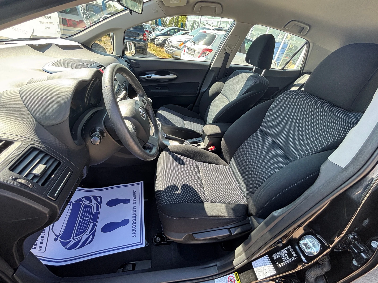 Toyota Auris 1.4 D4D FACELIFT, снимка 8 - Автомобили и джипове - 56327739
