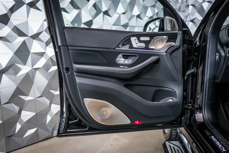 Mercedes-Benz GLS 600 Maybach 4M * Multimedia* FirstCl* 360* SoftCl* , снимка 7 - Автомобили и джипове - 53178847