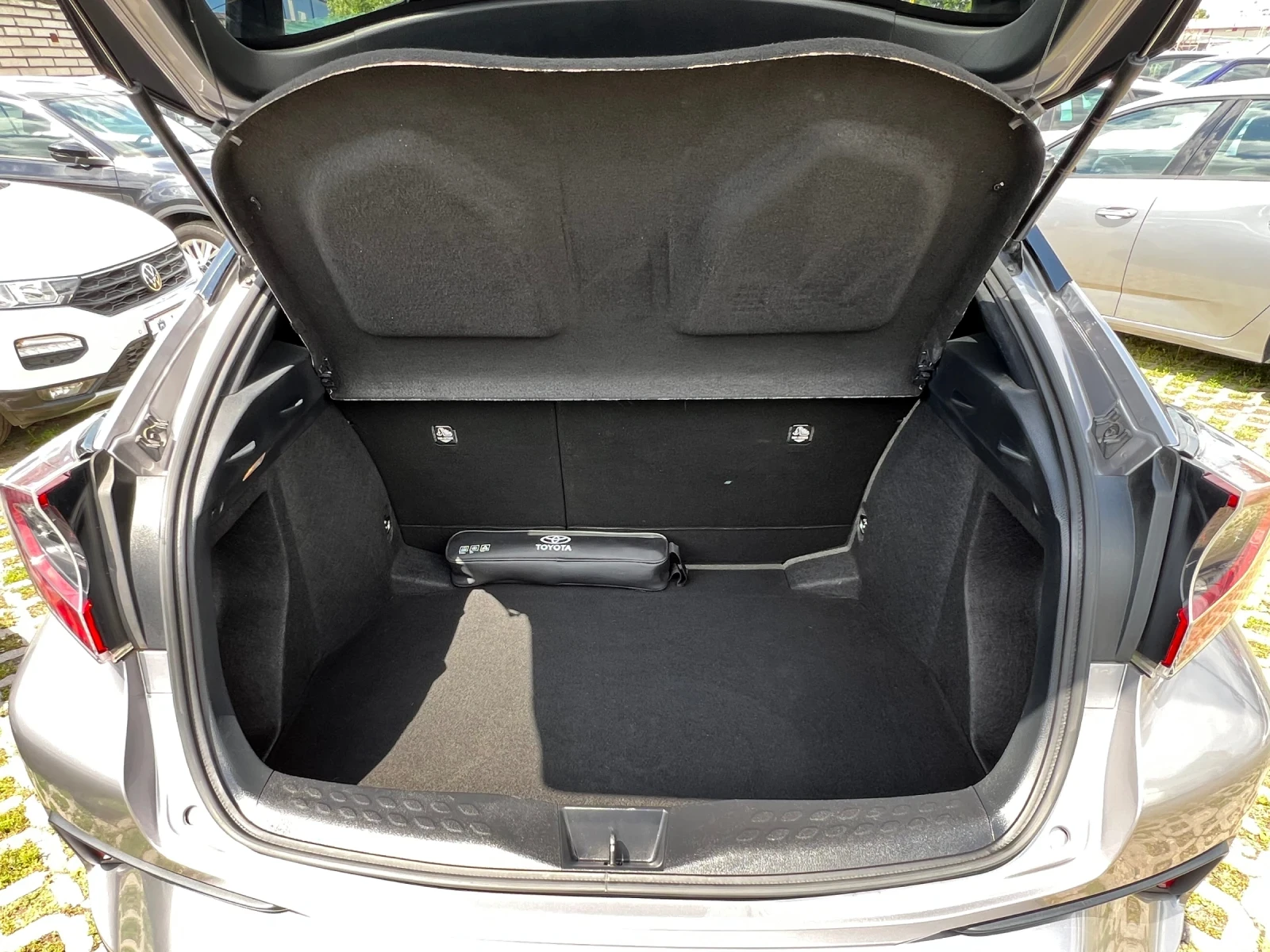 Toyota C-HR 1.8 Hybrid , снимка 16 - Автомобили и джипове - 54630885