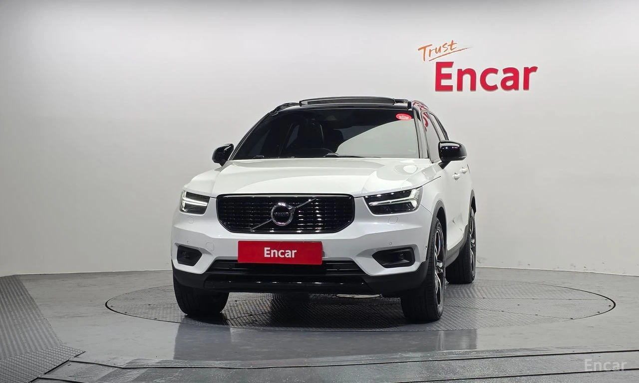 Volvo XC40 T4* R* DESIGN* LANE* ASSIST* ПАНОРАМА* КАМЕРА* , снимка 3 - Автомобили и джипове - 54884094