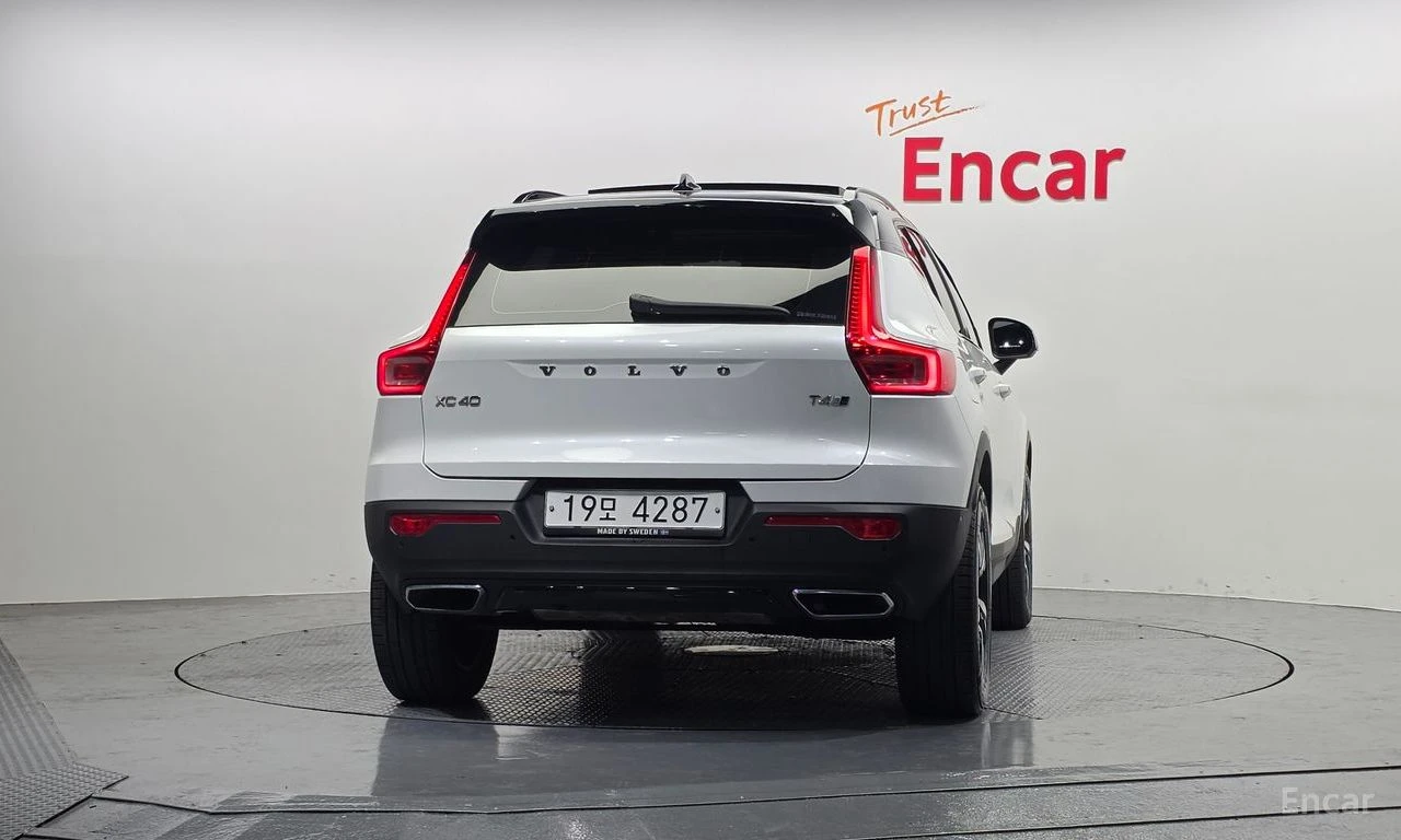 Volvo XC40 T4* R* DESIGN* LANE* ASSIST* ПАНОРАМА* КАМЕРА* , снимка 4 - Автомобили и джипове - 54884094