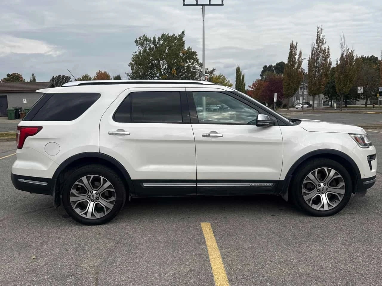 Ford Explorer Platinum | CARFAX | БЕЗ ИНЦИДЕНТИ , снимка 4 - Автомобили и джипове - 56362751