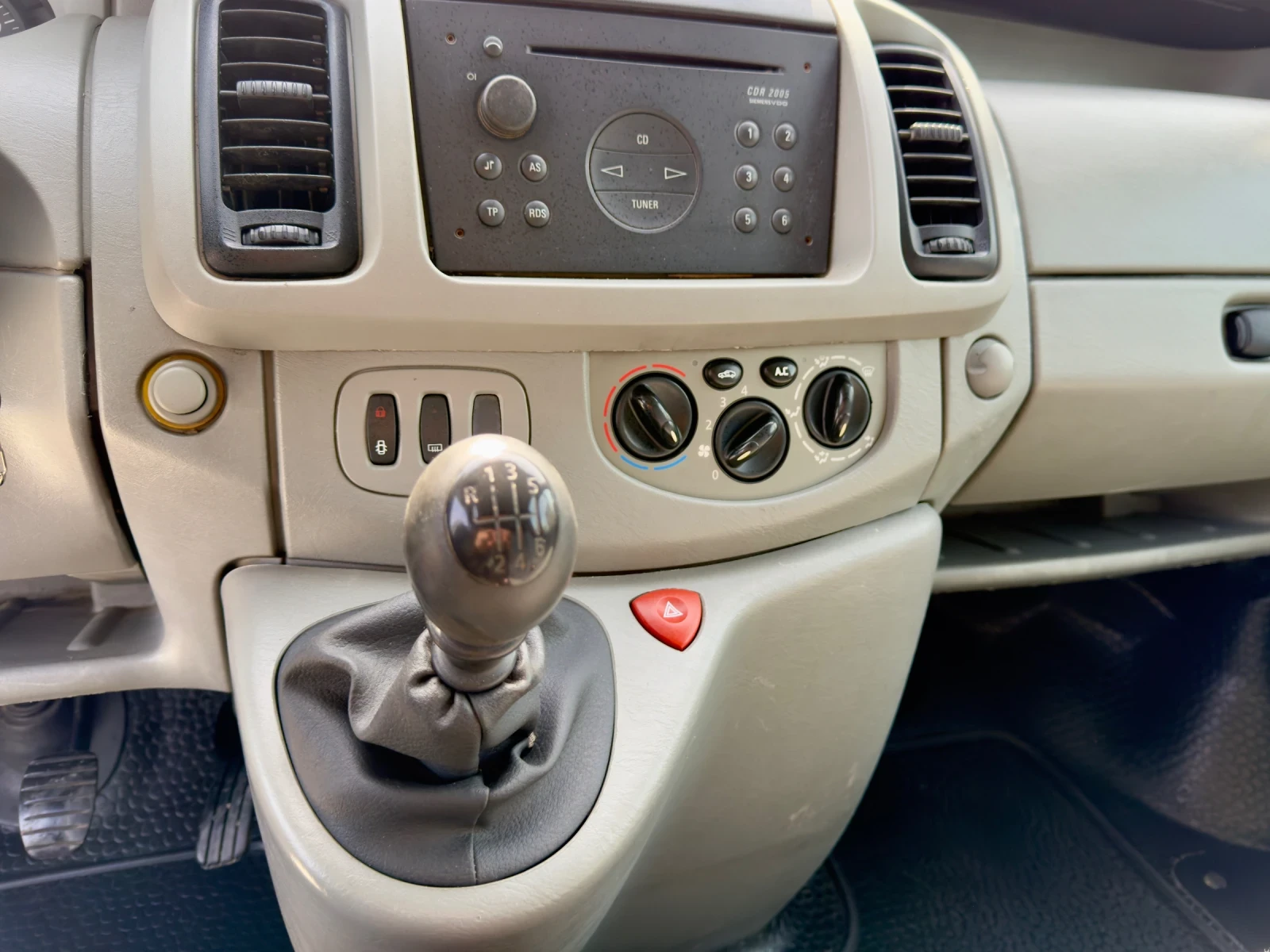 Opel Vivaro 1.9/DTI/5+ 1/Климатик, снимка 5 - Бусове и автобуси - 53985204