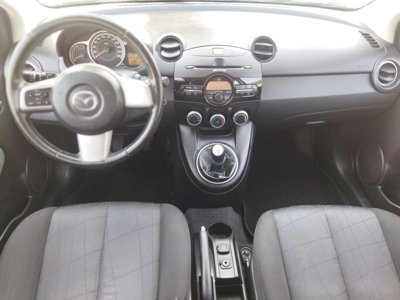 Mazda 2 1.3i facelift, снимка 8 - Автомобили и джипове - 46317589