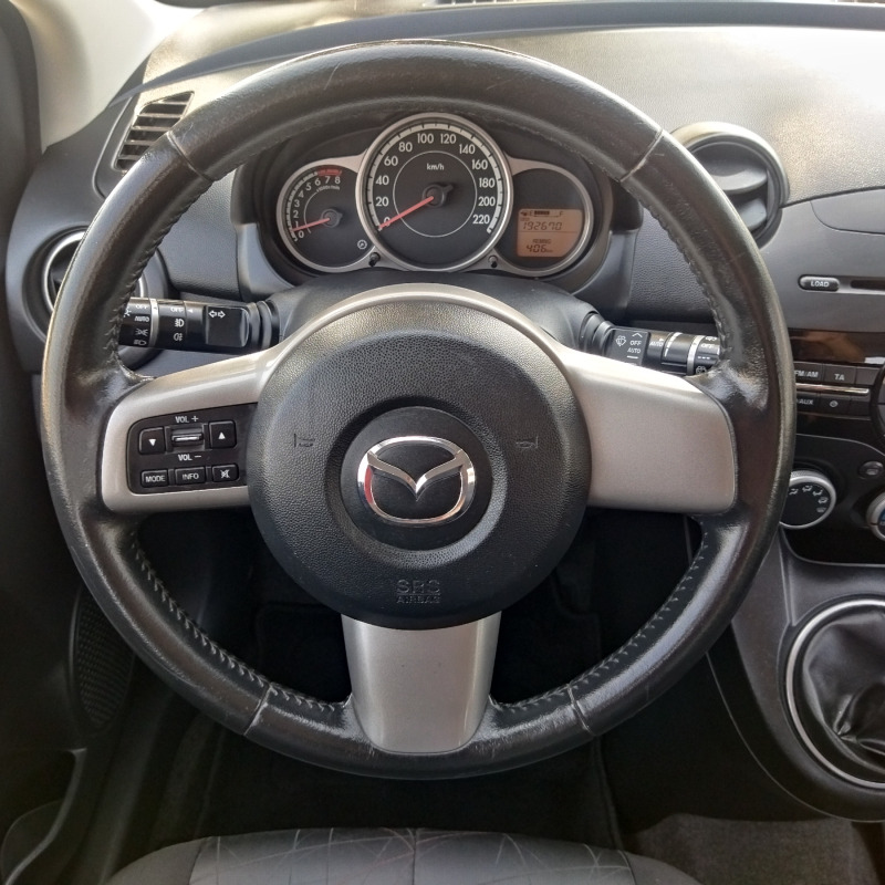 Mazda 2 1.3i facelift, снимка 7 - Автомобили и джипове - 46317589