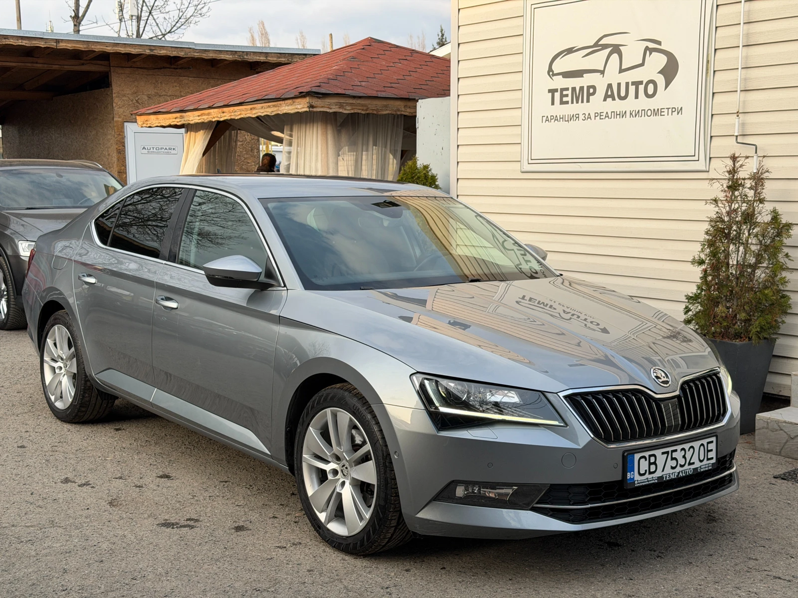 Skoda Superb 2.0TDI* 190кс* ПЪЛНА ИСТОРИЯ В SKODA, снимка 2 - Автомобили и джипове - 53914350