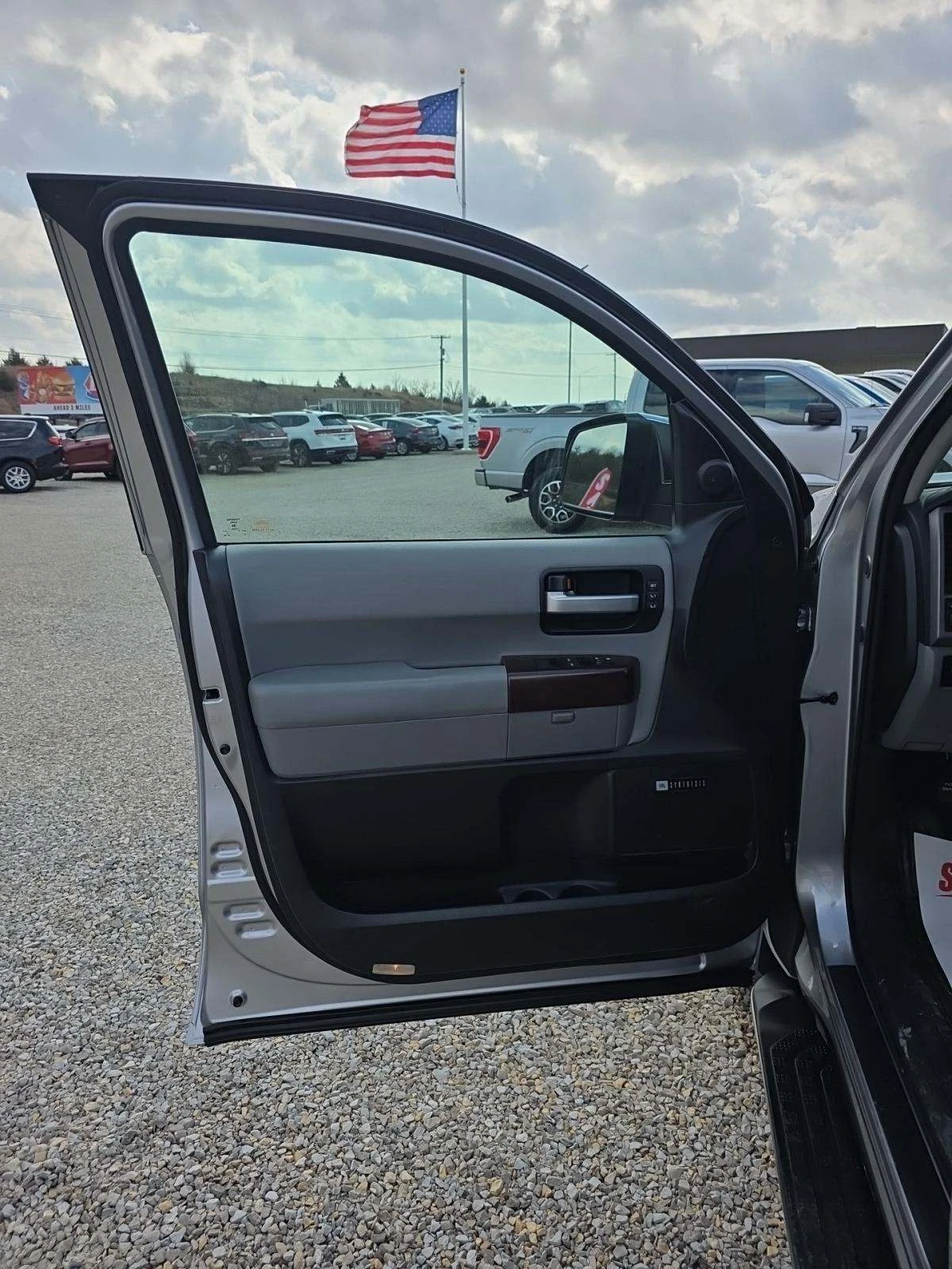 Toyota Sequoia PLATINUM* 5.7* V8* ПОДГРЕВ* КАМЕРА* КЕЙЛЕС - изображение 9