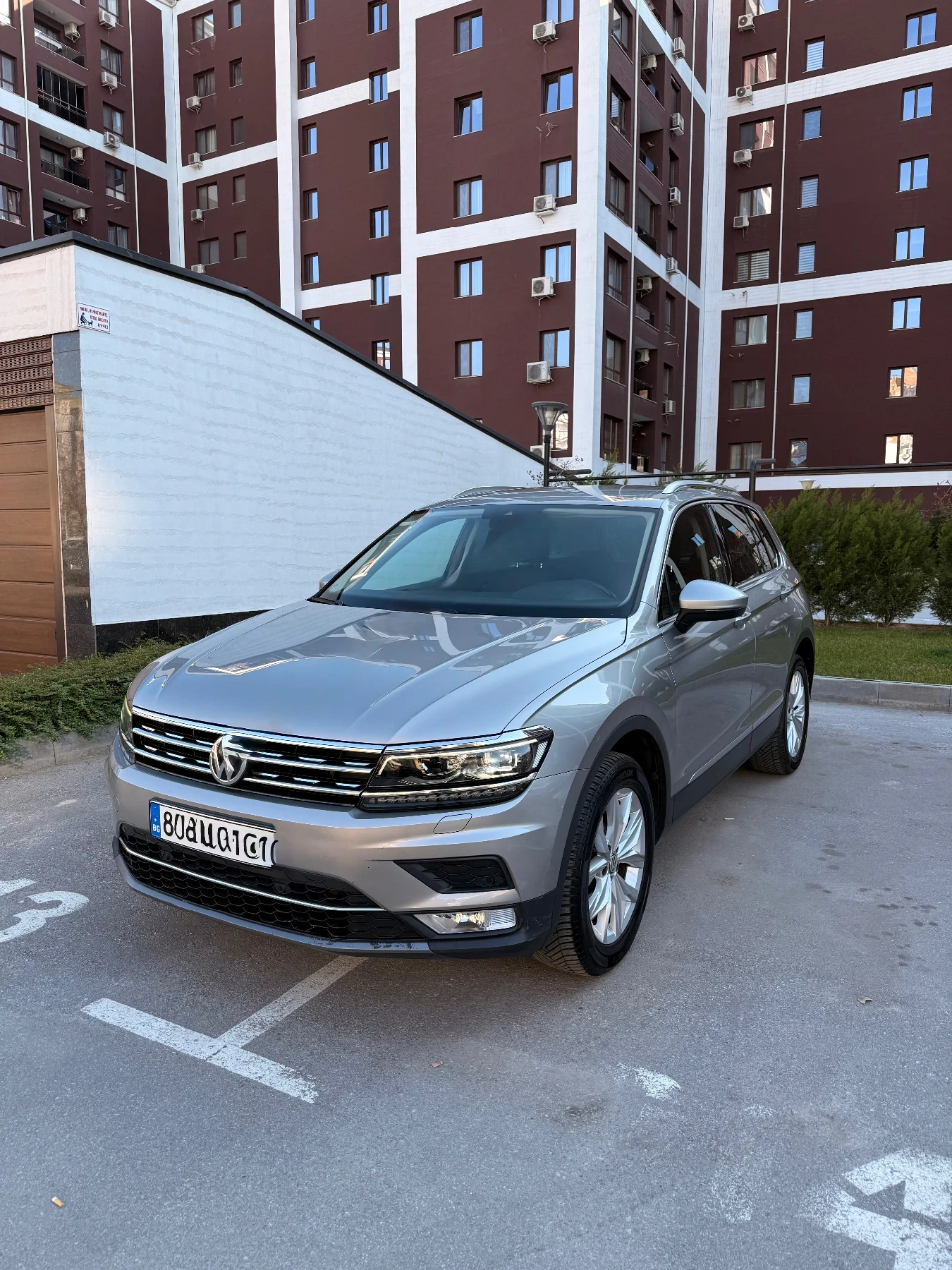 VW Tiguan 2.0TDI/4Motion/FullLED/Distro/LaneAssist, снимка 2 - Автомобили и джипове - 54149815