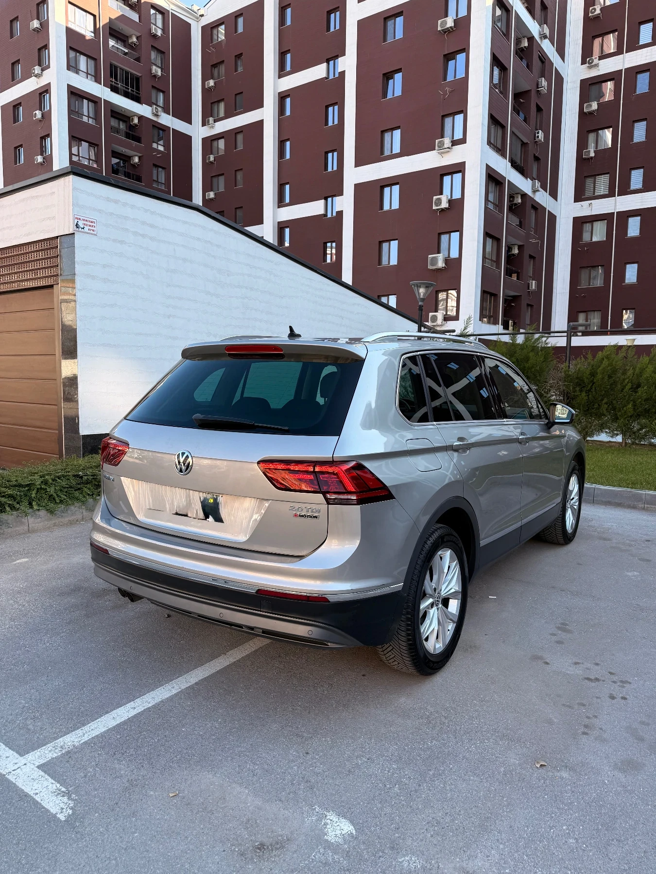 VW Tiguan 2.0TDI/4Motion/FullLED/Distro/LaneAssist, снимка 5 - Автомобили и джипове - 54149815