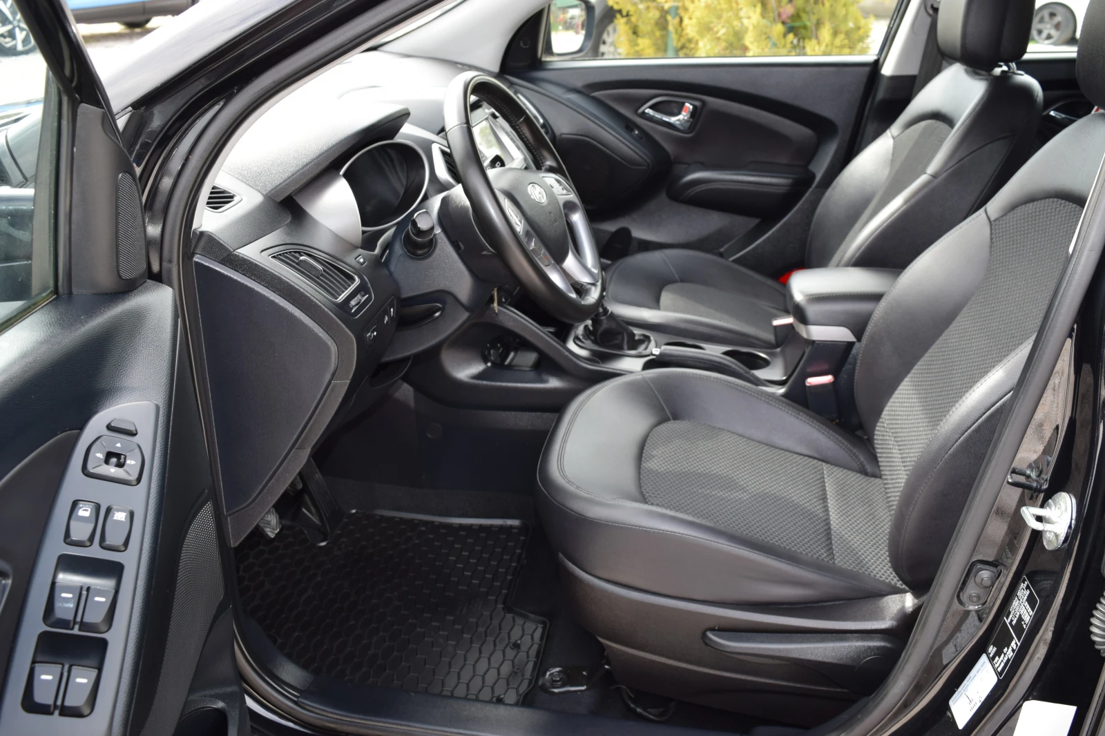 Hyundai IX35 1.7 crdi* Нави* Камера* Подгрев* 6 Скорости, снимка 8 - Автомобили и джипове - 54213908