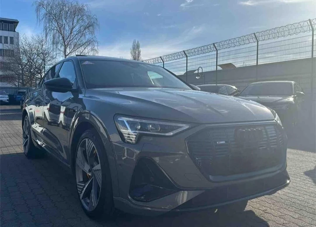 Audi E-Tron 55/2xSline/Sportback/Black Edition/Pano /Led, снимка 3 - Автомобили и джипове - 53951413