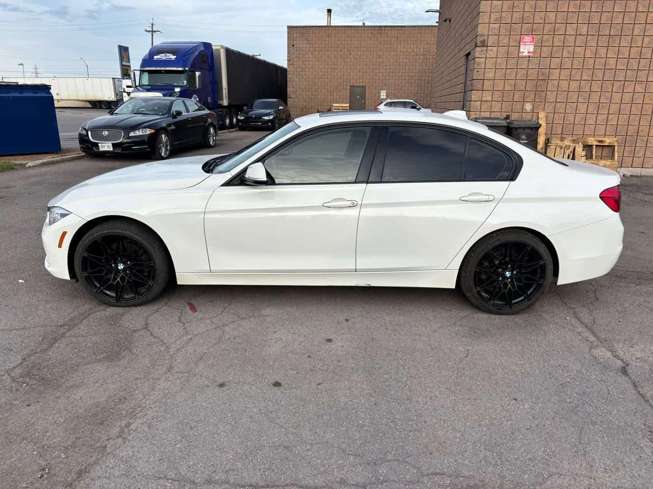 BMW 330 * xDrive, Leather Interior, Safety Inspection * , снимка 2 - Автомобили и джипове - 55395436