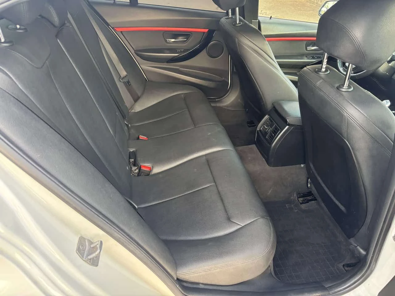 BMW 330 * xDrive, Leather Interior, Safety Inspection * , снимка 12 - Автомобили и джипове - 55395436