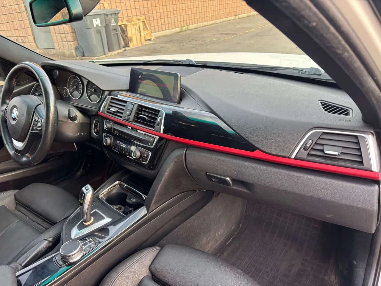 BMW 330 * xDrive, Leather Interior, Safety Inspection * , снимка 13 - Автомобили и джипове - 55395436