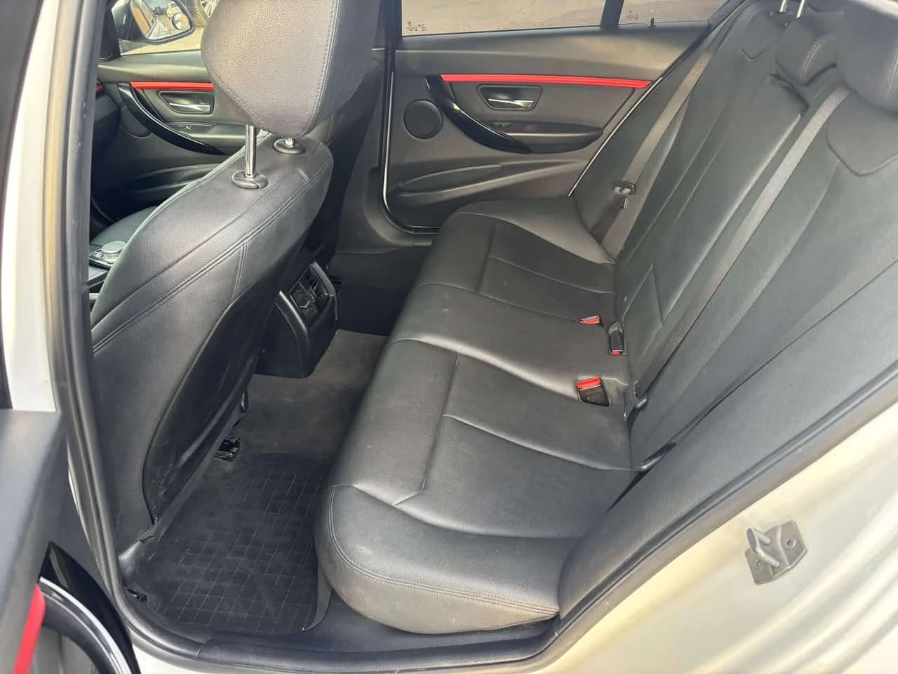 BMW 330 * xDrive, Leather Interior, Safety Inspection * , снимка 10 - Автомобили и джипове - 55395436