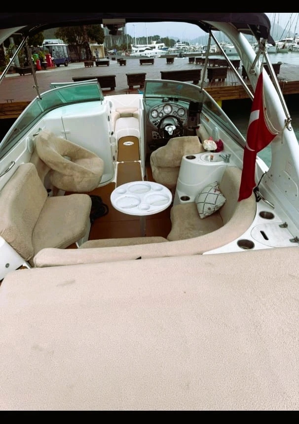 Моторна яхта Rinker 246 Captiva CC , снимка 8 - Воден транспорт - 53230153