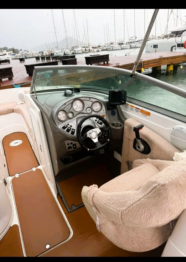 Моторна яхта Rinker 246 Captiva CC , снимка 6 - Воден транспорт - 53230153