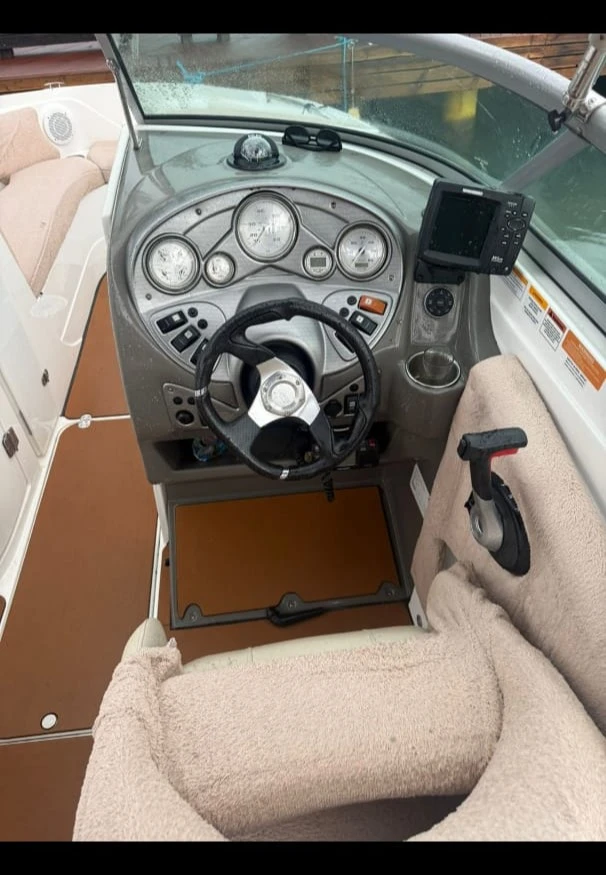 Моторна яхта Rinker 246 Captiva CC , снимка 10 - Воден транспорт - 53230153