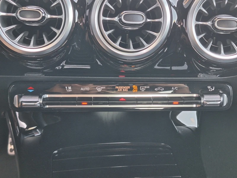 Mercedes-Benz CLA 200 AMG Line Mild Hybrid, снимка 8 - Автомобили и джипове - 56068260