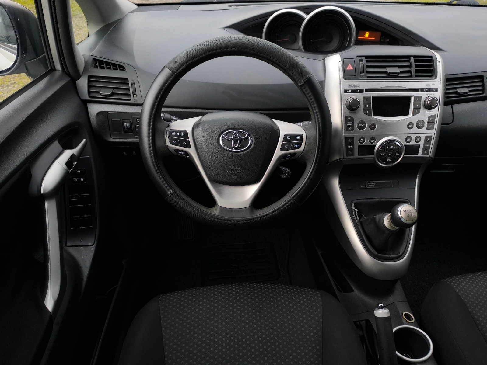 Toyota Verso -2.0D4D-126кс-6 скорости-КЛИМАТРОНИК-EURO 5-, снимка 11 - Автомобили и джипове - 53970955