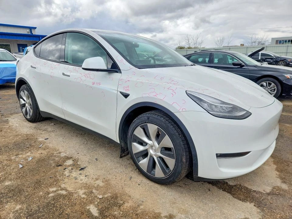 Tesla Model Y LONG RANGE AWD