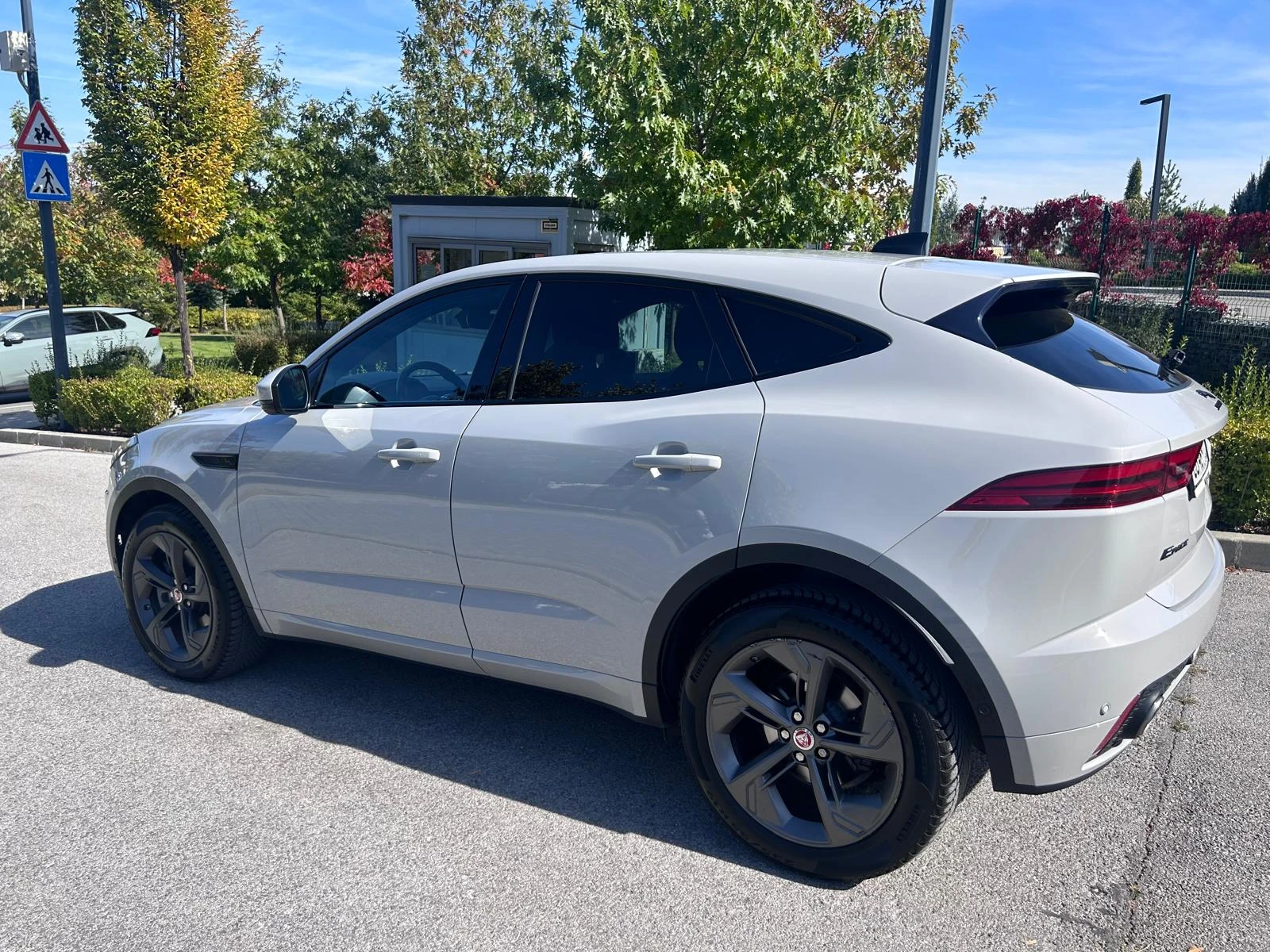 Jaguar E-pace P200 AWD R-Dynamic, снимка 4 - Автомобили и джипове - 56413189