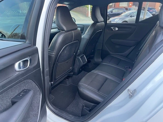 Volvo XC40 1.5 T3 R-Design , снимка 16 - Автомобили и джипове - 54331029