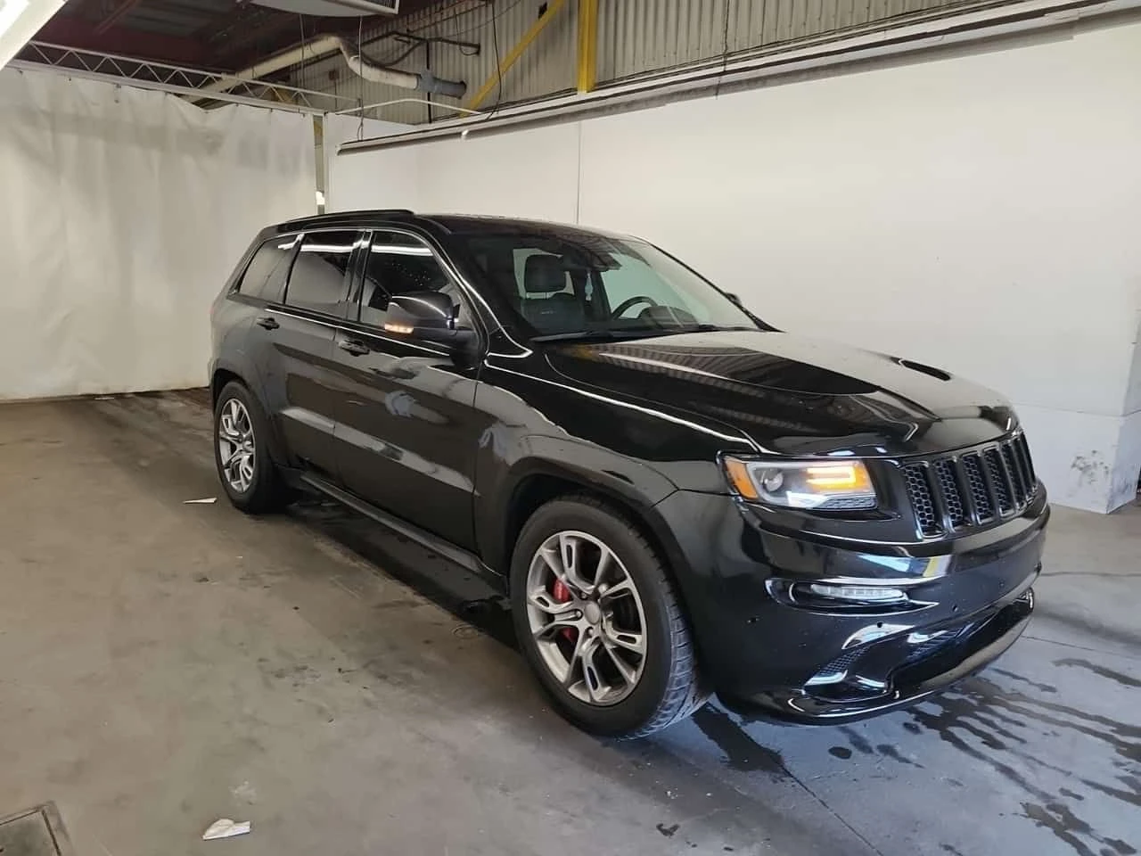 Jeep Grand cherokee SRT8 * ДИСТРОНИК* АЛКАНТАРА* ОБДУХВАНЕ* , снимка 2 - Автомобили и джипове - 54340572