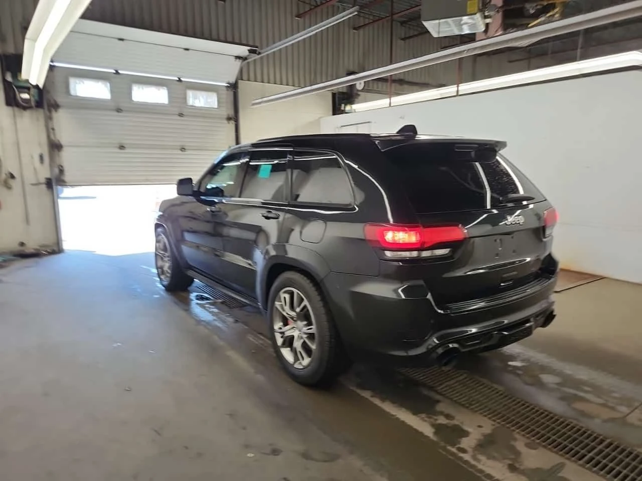 Jeep Grand cherokee SRT8 * ДИСТРОНИК* АЛКАНТАРА* ОБДУХВАНЕ* , снимка 3 - Автомобили и джипове - 54340572