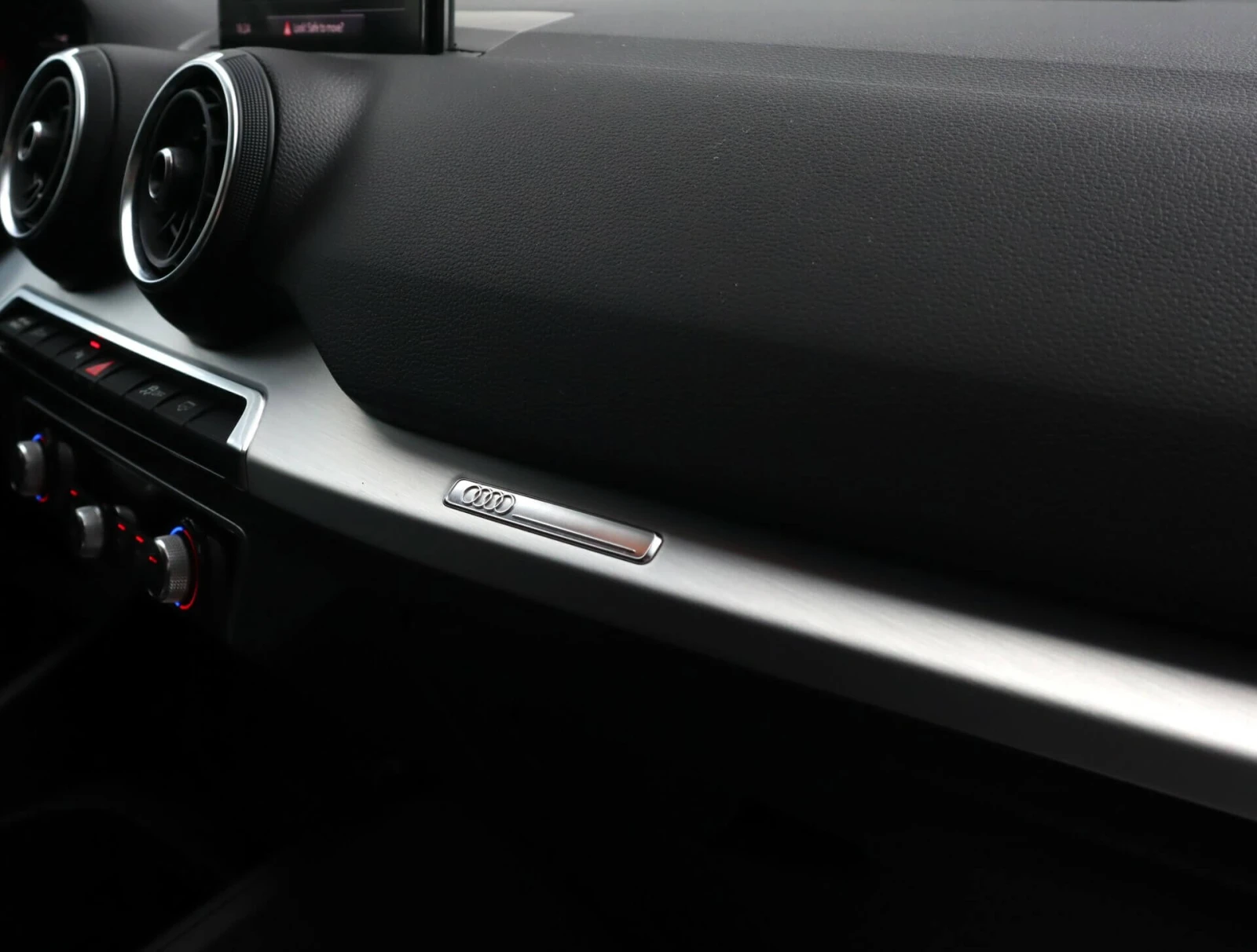 Audi Q2 1.6TDI/Stronic/PDC/Drive Select/Isofix/, снимка 13 - Автомобили и джипове - 54519379