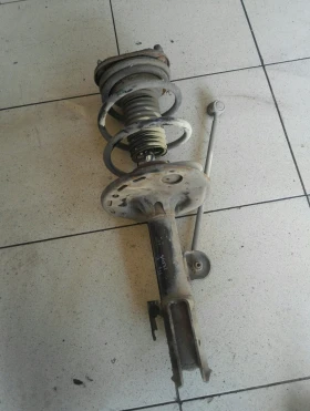 Макферсон преден десен Тойота Рав4 2.0Б 07г.