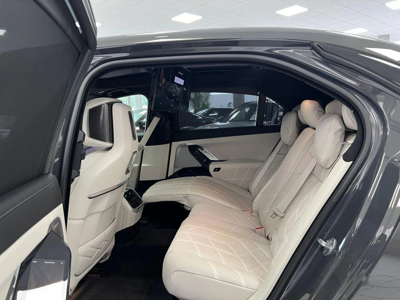 BMW i7 XDRIVE60 CARBON B&W 360 HEAD UP T-SCREEN EXECUTIVE, снимка 15 - Автомобили и джипове - 52324848