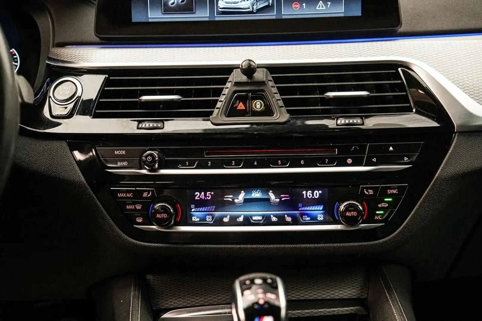 BMW 550 M550i xDrive* CARBON* МАСАЖИ* HUD* ПАНО, снимка 15 - Автомобили и джипове - 56022626
