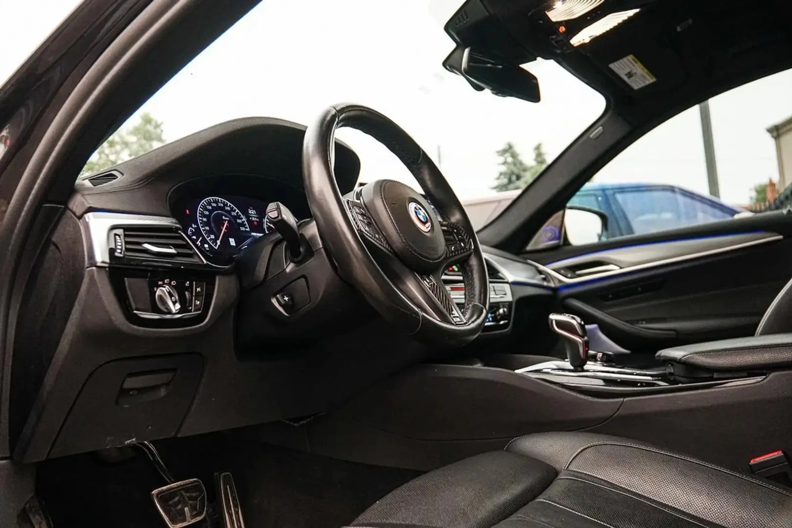 BMW 550 M550i xDrive* CARBON* МАСАЖИ* HUD* ПАНО, снимка 13 - Автомобили и джипове - 56022626