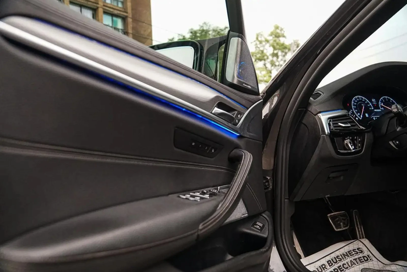BMW 550 M550i xDrive* CARBON* МАСАЖИ* HUD* ПАНО, снимка 12 - Автомобили и джипове - 56022626