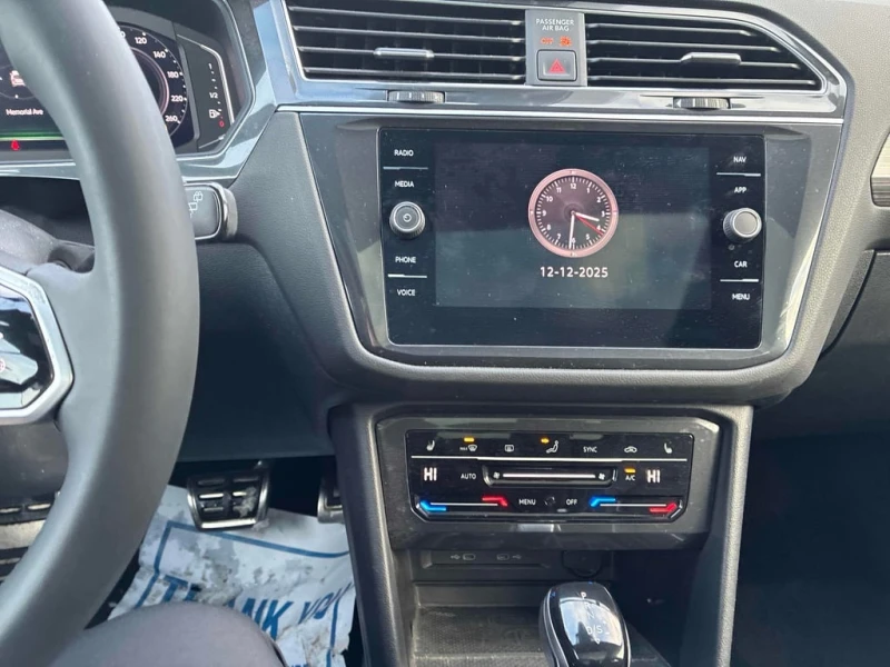 VW Tiguan * Highline R Line * CARFAX * БЕЗ ПЪРВОНАЧАЛНА ВНОС, снимка 9 - Автомобили и джипове - 52940779