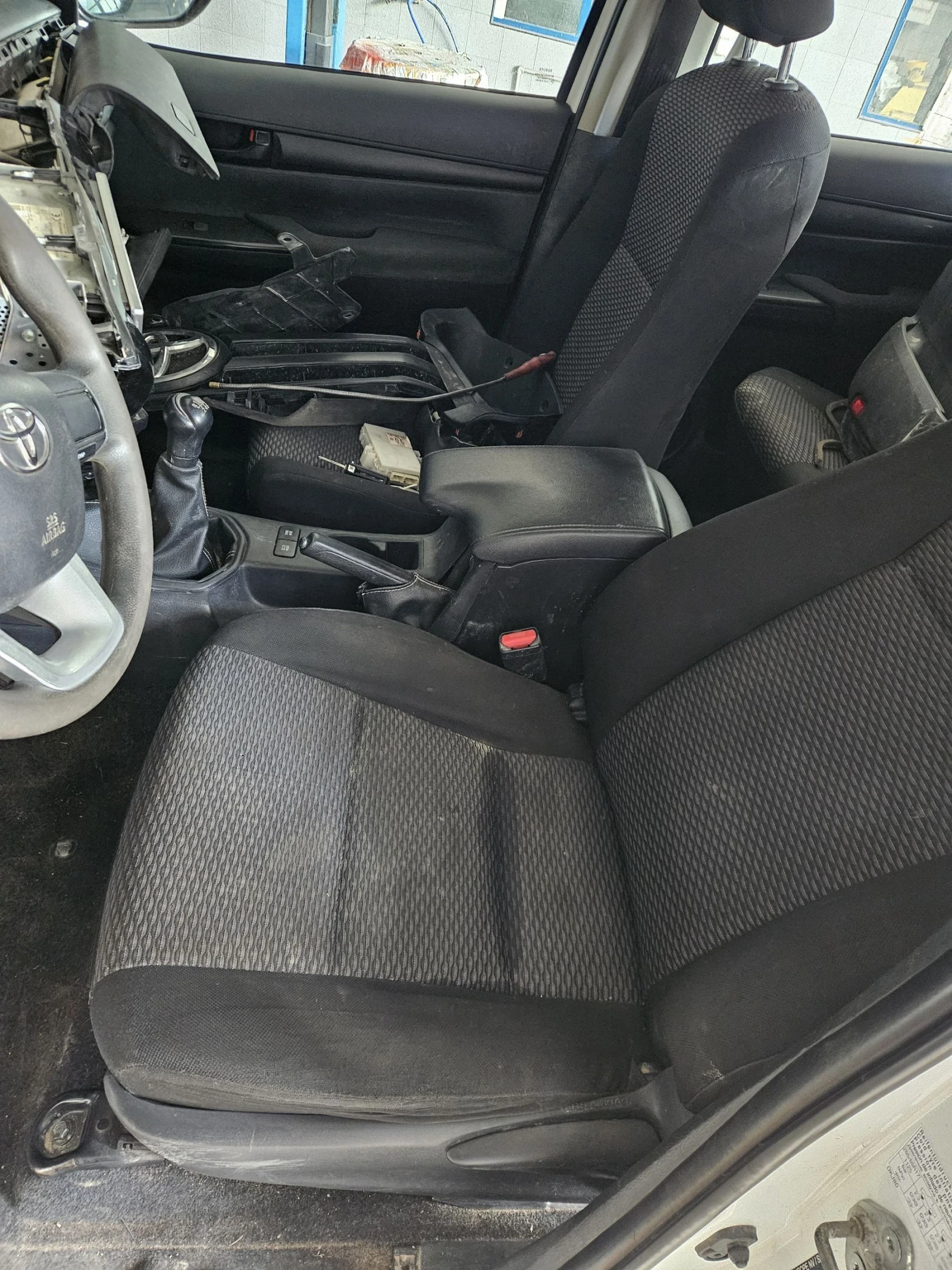 Toyota Hilux 2.4D, снимка 9 - Автомобили и джипове - 54115866