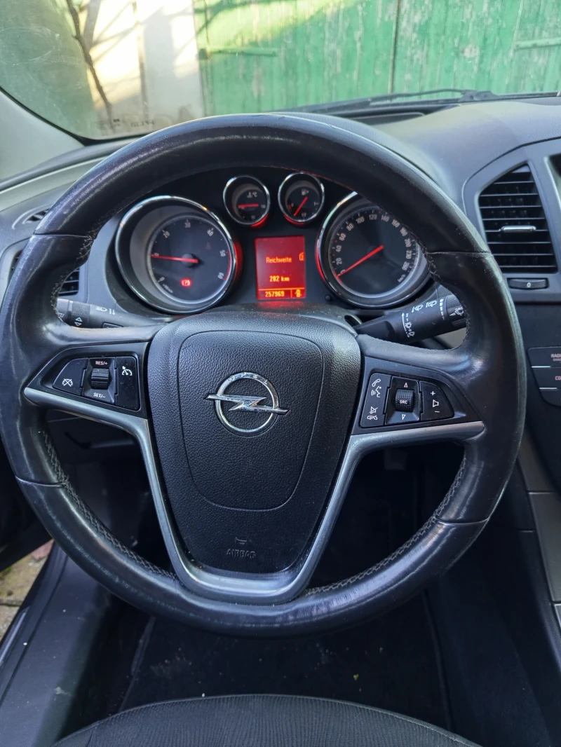 Opel Insignia Комби, снимка 9 - Автомобили и джипове - 48849102