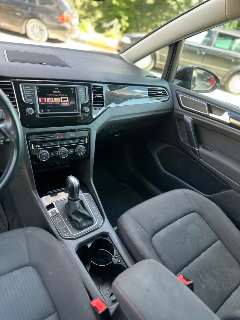 VW Golf СпортВан дистроник автомат, снимка 3 - Автомобили и джипове - 51909212