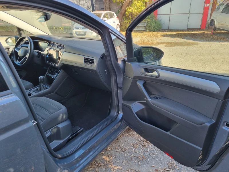 VW Touran, снимка 10 - Автомобили и джипове - 52437956