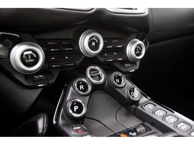 Aston Martin V8 Vantage TWIN TURBO COUPE/ АВТОКРЕДИТИРАНЕ, снимка 16 - Автомобили и джипове - 53510705