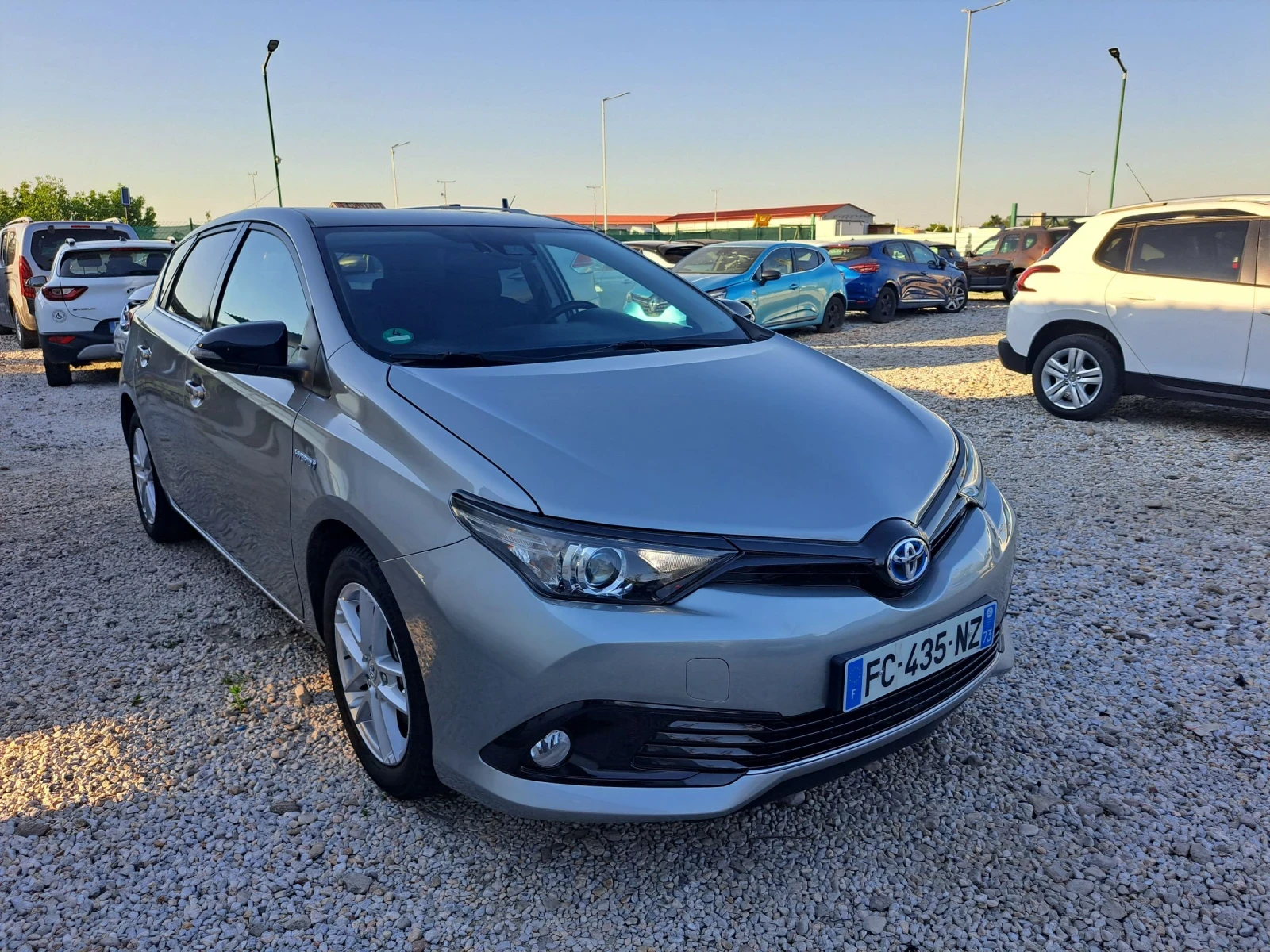 Toyota Auris 1.8 HYBRID - изображение 8
