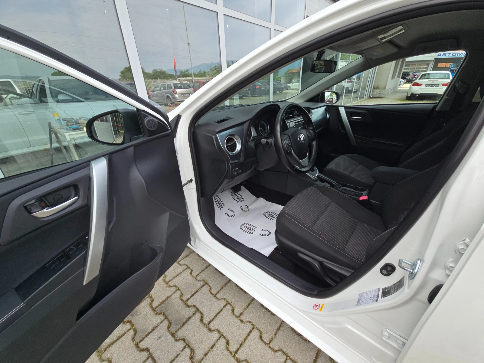 Toyota Auris 1.8 HYBRID!!KAMEРА!! - изображение 9