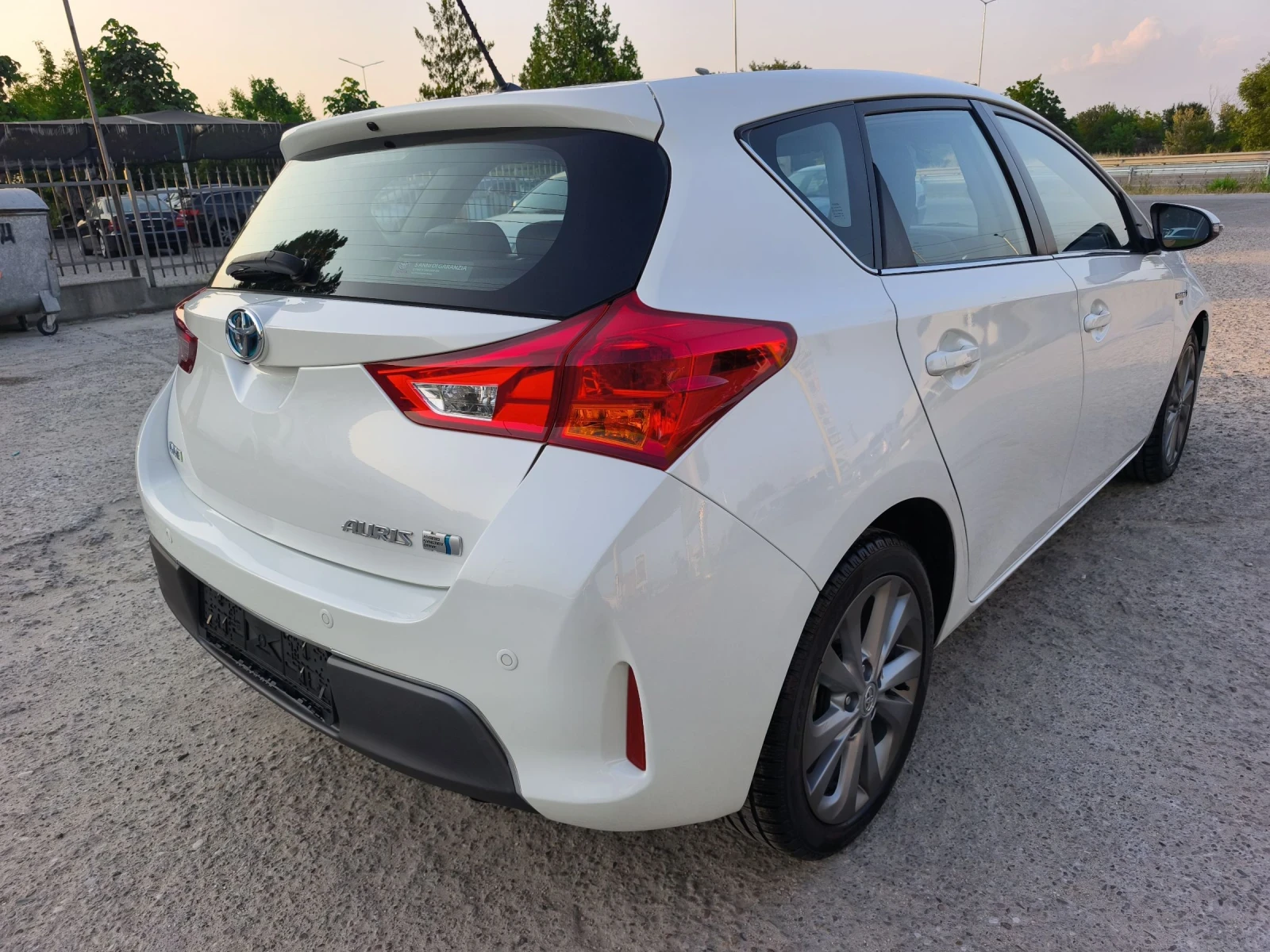 Toyota Auris 1.8HYBRID LOUNGE FULL SERVICE IN TOYOTA NEW  - изображение 4